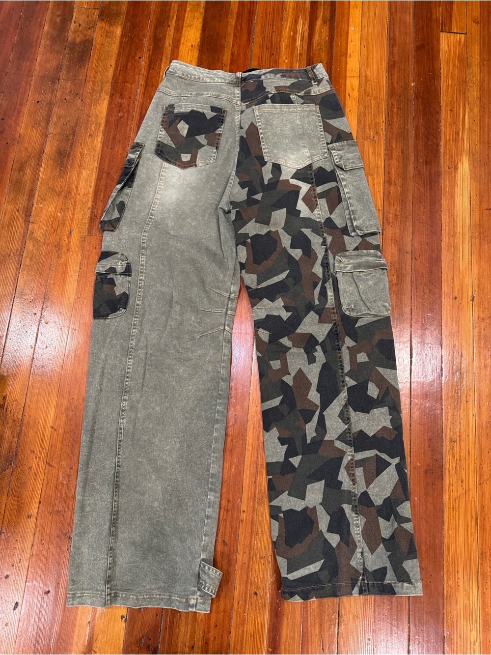 Rehab Two-Tone Camouflage Wide-Leg Cargo Jeans in Olive and Brown - Picture 3 of 3